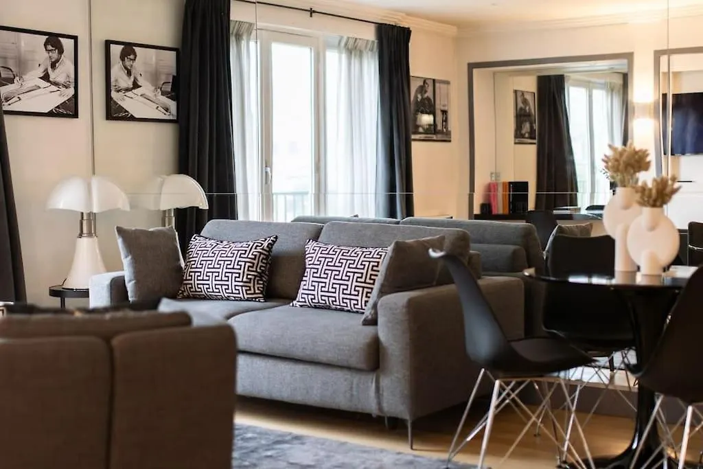 Appartement De Luxe Avenue Montaigne Parigi